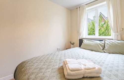 Redhill Apartment | Stylish and Spacious 2Bed/2Bath Redhill stay for 4!