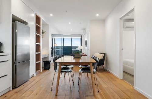 Carnegie Apartment | Stylish and Spacious 2BR w Study, Wi-Fi and Car Park