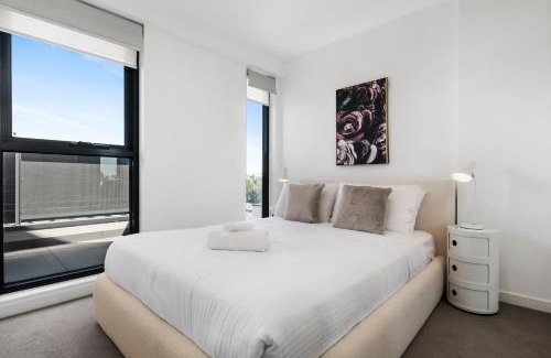 Carnegie Apartment | Stylish and Spacious 2BR w Study, Wi-Fi and Car Park