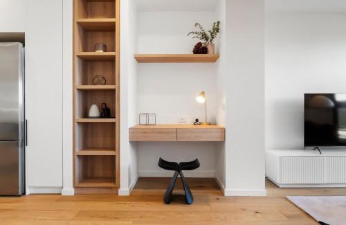 Carnegie Apartment | Stylish and Spacious 2BR w Study, Wi-Fi and Car Park
