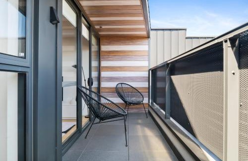 Carnegie Apartment | Stylish and Spacious 2BR w Study, Wi-Fi and Car Park