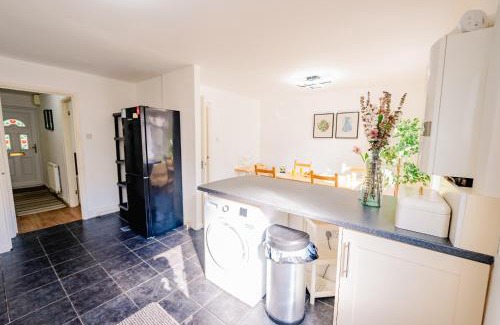 Pentwyn House | Stylish And Spacious 3 Bed Semi Home