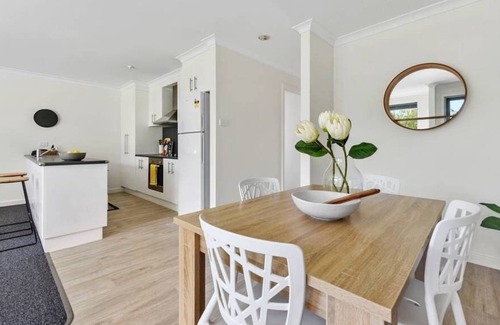 Ravenswood Villa | Stylish and Spacious Launceston Villa + Free Wifi