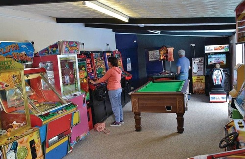 Fishguard House | Stylish and spacious 10ft-wide caravan with one double and one twin.