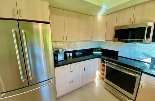 Palm Springs Condo | Stylish and sun filled condo with mountain views, private patio and lush grounds