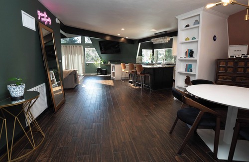 Twin Peaks Cabin | Stylish and Unique Mid-Century Mountain Escape. Pet-Friendly!