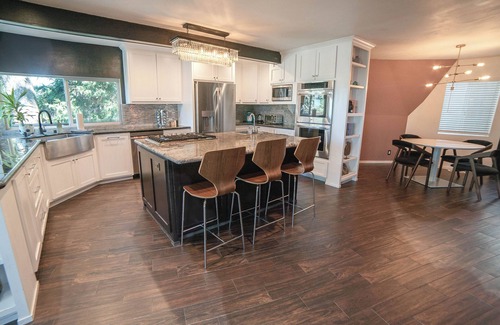 Twin Peaks Cabin | Stylish and Unique Mid-Century Mountain Escape. Pet-Friendly!