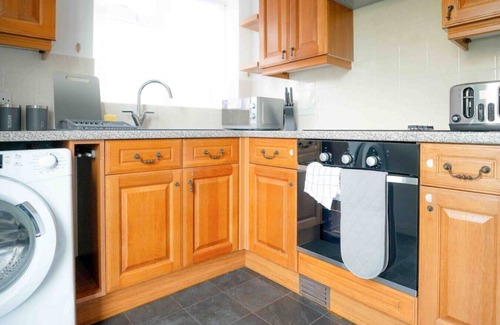 Greenwich House | Stylish apartment in Abbeywood with private garden