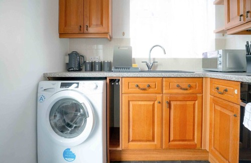 Greenwich House | Stylish apartment in Abbeywood with private garden