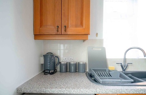 Greenwich House | Stylish apartment in Abbeywood with private garden