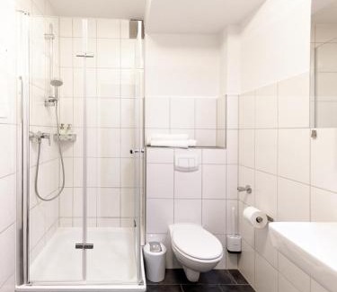 Elberfeld Apartment | Stylish apartment - 3 Min walk to Wuppertal main train station - Close to the University - Kitchen - Netflix
