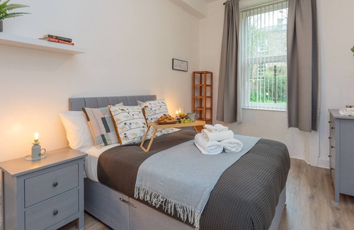 Newington Apartment | Stylish apartment at the edge of Meadows Park