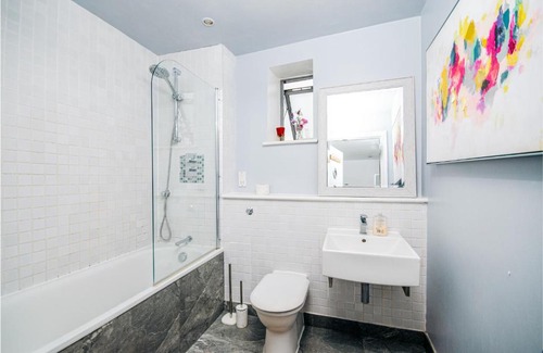 Livesey Apartment | Stylish Apartment Close to London Bridge