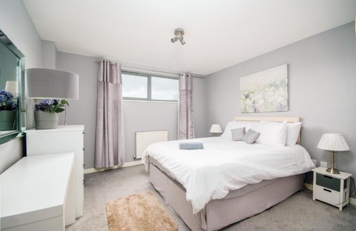 Livesey Apartment | Stylish Apartment Close to London Bridge