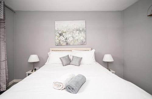 Livesey Apartment | Stylish Apartment Close to London Bridge