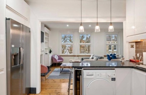 Munster Apartment | Stylish Apartment in Fulham Zone 2 with private Roof Terrace