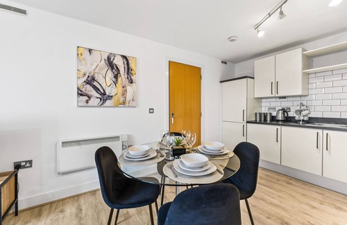 Healey Lane Apartment | Stylish Apartment in Dewsbury with Parking