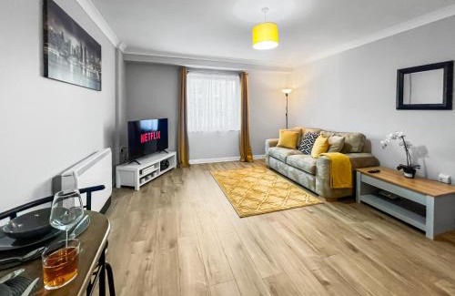 Feltham West Apartment | Stylish Apartment Near Heathrow, Skyline Views