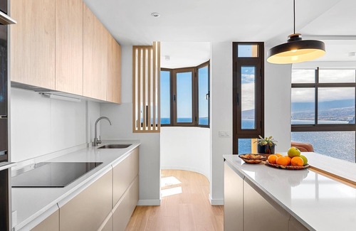 Radazul Apartment | Stylish Apartment with Stunning Views & Parking