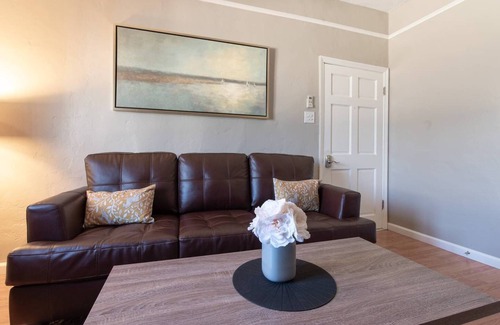 South Arroyo Apartment | Stylish Apt close to Old Town and Rose Bowl