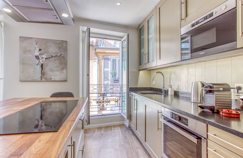 Cannes Old Town Apartment | Stylish Apt in charming le Suquet/Cannes-Steps from beaches, old port & Palais