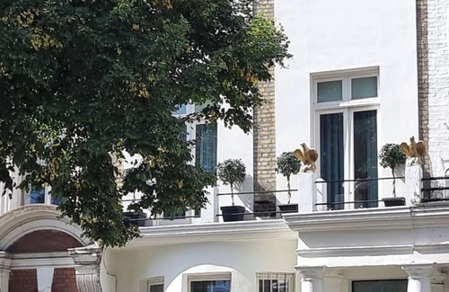 Notting Hill Apartment | Stylish apt in the heart of Notting Hill -4-nSteps from Portobello Rd and tube!