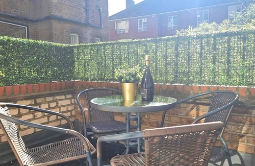 Notting Hill Condo | Stylish apt in the heart of Notting Hill -2-nSteps from Portobello Rd and tube!