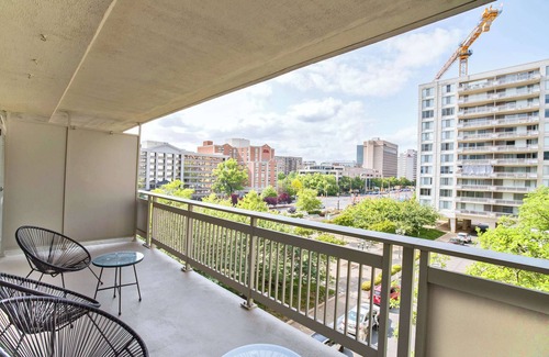 Crystal City Apartment | Stylish Apt Near Metro w Gym - Close to DC