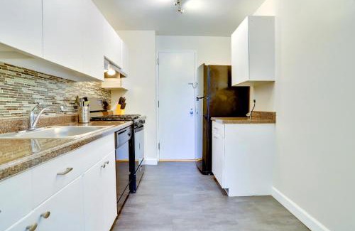 Court House Apartment | Stylish Apt Steps from Barton Park