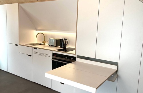 Queens Park House | STYLISH ARCHITECTURAL - CENTENNIAL PK. Brilliant location: Quiet pretty central!