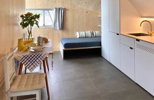 Queens Park House | STYLISH ARCHITECTURAL - CENTENNIAL PK. Brilliant location: Quiet pretty central!