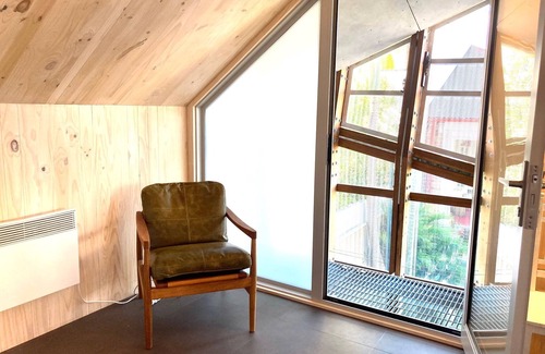 Queens Park House | STYLISH ARCHITECTURAL - CENTENNIAL PK. Brilliant location: Quiet pretty central!