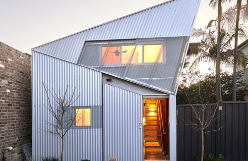 Queens Park House | STYLISH ARCHITECTURAL - CENTENNIAL PK. Brilliant location: Quiet pretty central!