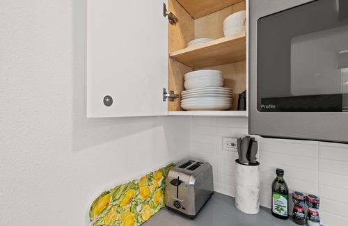 East Cesar Chavez Apartment | Stylish ATX Loft | Queen & Sofa Bed | Mins to DT