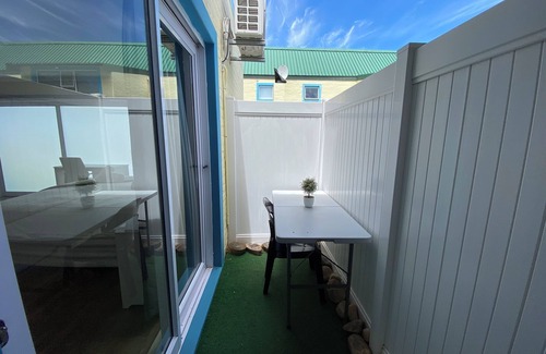Kenridge Apartment | Stylish Bachelor Unit Getaway!