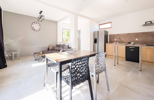 Vierville-sur-Mer House | Stylish Beachside Retreat