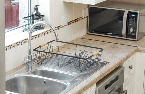 Ryde Cottage | Stylish beach house with water frontage, central location near cycle/walk routes