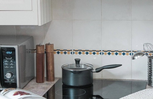 Ryde Cottage | Stylish beach house with water frontage, central location near cycle/walk routes