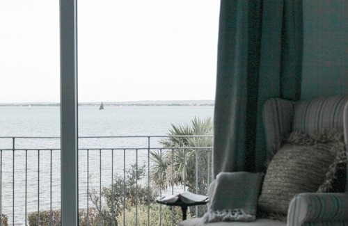 Ryde Cottage | Stylish beach house with water frontage, central location near cycle/walk routes