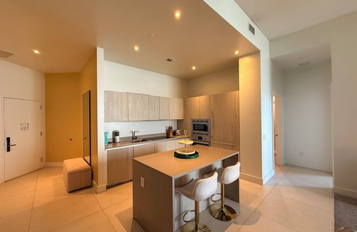 Hollywood South Central Beach Condo | ★ Stylish Beachfront Escape with Private Balcony, Rooftop Jacuzzi & Pool