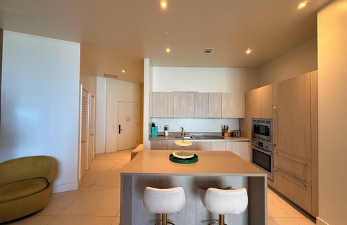 Hollywood South Central Beach Condo | ★ Stylish Beachfront Escape with Private Balcony, Rooftop Jacuzzi & Pool