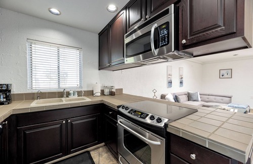 Camelback East Condo | Stylish Biltmore Condo w/Pools, Mtn Views & Wi-Fi