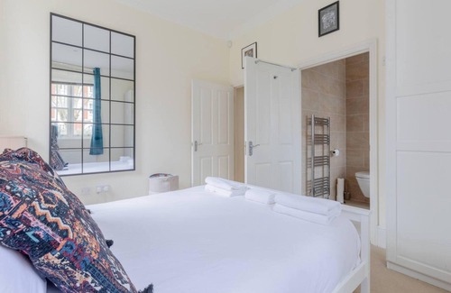 Mile End Apartment | Stylish Bohemian 2BD Flat — Mile End Park!