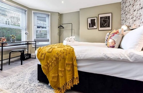 Brixton Hill Condo | Stylish Brick and Wood Flat w/ Abundance of Greenery