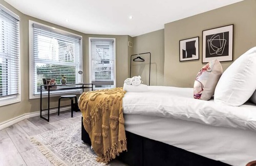 Brixton Hill Condo | Stylish Brick and Wood Flat w/ Abundance of Greenery