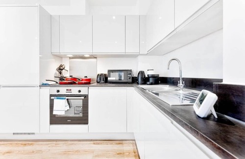 Barnt Green Apartment | Stylish & Bright 2 Bedroom Apartment in Solihull