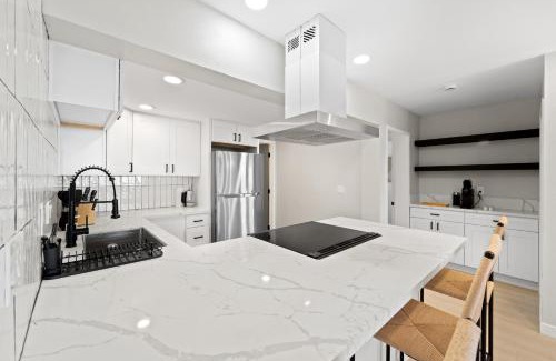 Bay Park Apartment | Stylish & Bright 5 Star Location Ocean View Queen Beds