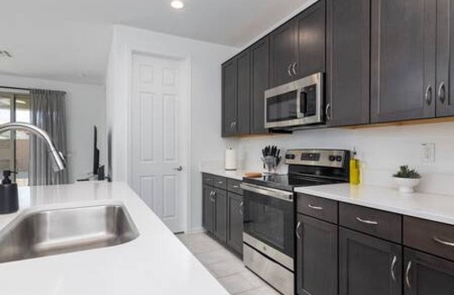 Casa Grande House | *Stylish & Bright* King Queen Beds*Backyard*Garage