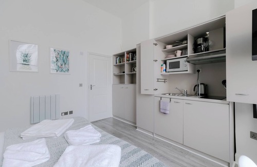 Abingdon Apartment | Stylish & Bright Studio in Kensington