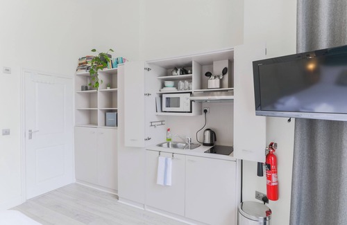 Abingdon Apartment | Stylish & Bright Studio in Kensington